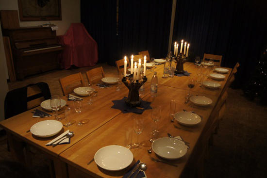 Festlich gedeckte Tafel im Ascanenhaus